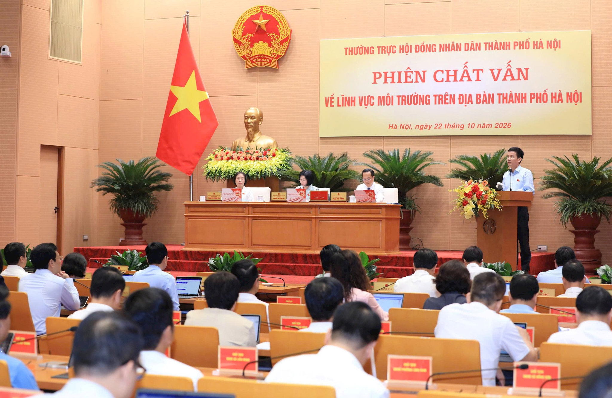 Phó Chủ tịch UBND thành phố Hà Nội Vũ Duy Cường trả lời chất vấn. Ảnh: Viết Thành