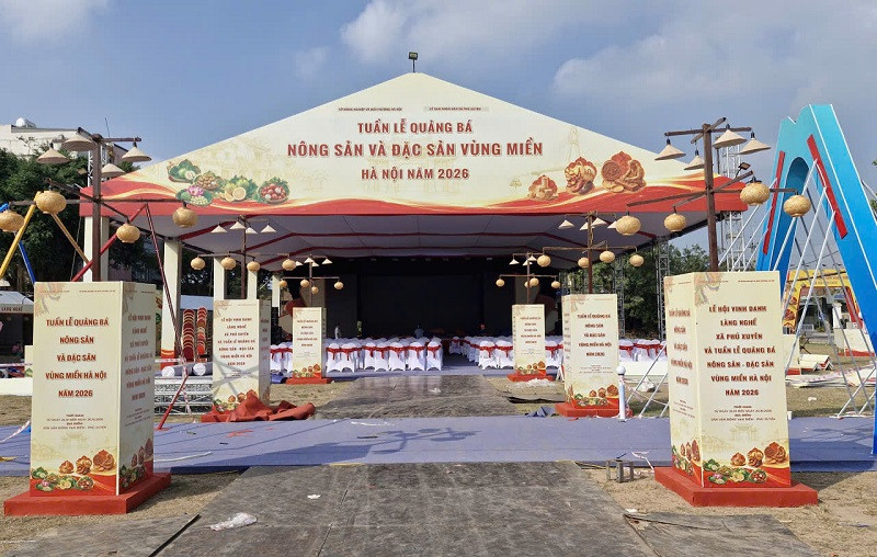 Sân khấu chính phục vụ lễ khai mạc và các hoạt động tại Tuần lễ quảng bá nông sản- đặc sản vùng miền Hà Nội đã được làm xong với quy mô hoành tráng, tạo dấu ấn nổi bật, ấn tượng trong không gian lễ hội. Ảnh: PV 
