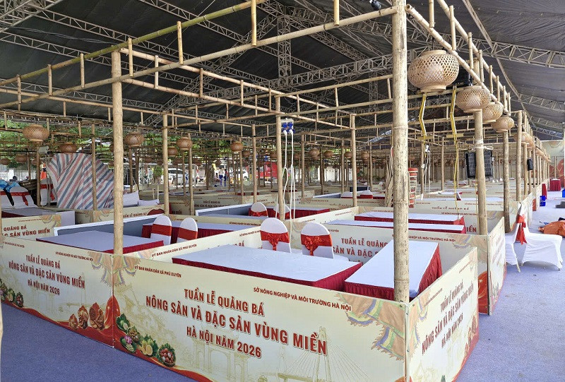 Không gian trưng bày các gian hàng phục Lễ hội vinh danh làng nghề và Tuần lễ quảng bá nông sản- đặc sản vùng miền Hà Nội năm 2026 cơ bản đã chuẩn bị xong. Theo đó, ngày 23-10, các nông sản- đặc sản vùng miền Hà Nội sẽ quy tụ về đây để giới thiệu, quảng bá, tạo không gian tham quan, trải nghiệm sinh động, hấp dẫn và phục vụ nhu mua sắm của người dân, du khách. Ảnh: PV