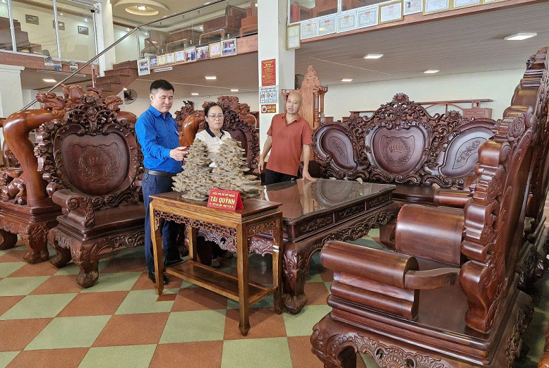 Trước thềm lễ hội, các doanh nghiệp, hộ kinh doanh ở làng nghề mộc cao cấp Vạn Điểm (xã Phú Xuyên) đã chuẩn bị những sản phẩm đồ gỗ mỹ nghệ để phục vụ tại không gian trưng bày, giới thiệu sản phẩm, góp phần quảng bá thương hiệu của làng nghề với người dân, du khách gần xa. Ảnh: PV
