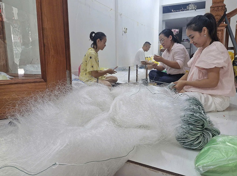 Người dân tại làng nghề đan lưới truyền thống ở thôn Trần Phú (xã Phú Xuyên) tập trung sản xuất, tạo ra những sản phẩm lưới cước đảm bảo chất lượng phục vụ lễ hội, với kỳ vọng sản phẩm đặc trưng của làng nghề sẽ được kết nối, mở rộng thêm kênh tiêu thụ, nâng cao hiệu quả kinh tế. Ảnh: PV