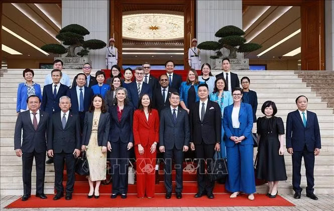 Thủ tướng Lê Minh Hưng với bà Pauline Tamesis, Điều phối viên Thường trú Liên hợp quốc tại Việt Nam và Trưởng đại diện các tổ chức Liên hợp quốc tại Việt Nam. Ảnh: Dương Giang/TTXVN