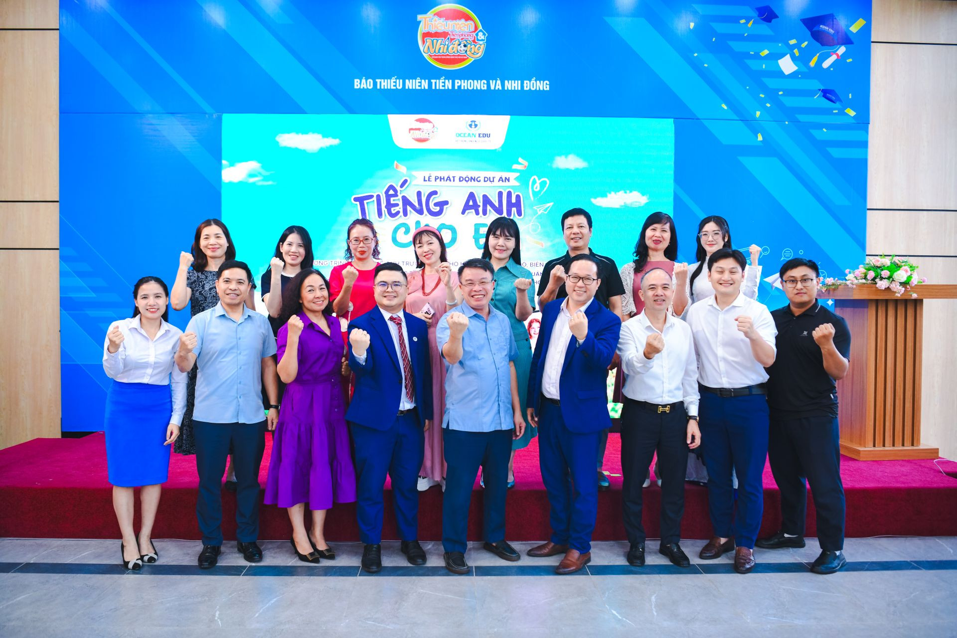 Các đại biểu chụp ảnh lưu niệm tại lễ phát động.