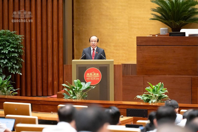 Chủ nhiệm Ủy ban Pháp luật và Tư pháp của Quốc hội Phan Chí Hiếu trình bày báo cáo thâ