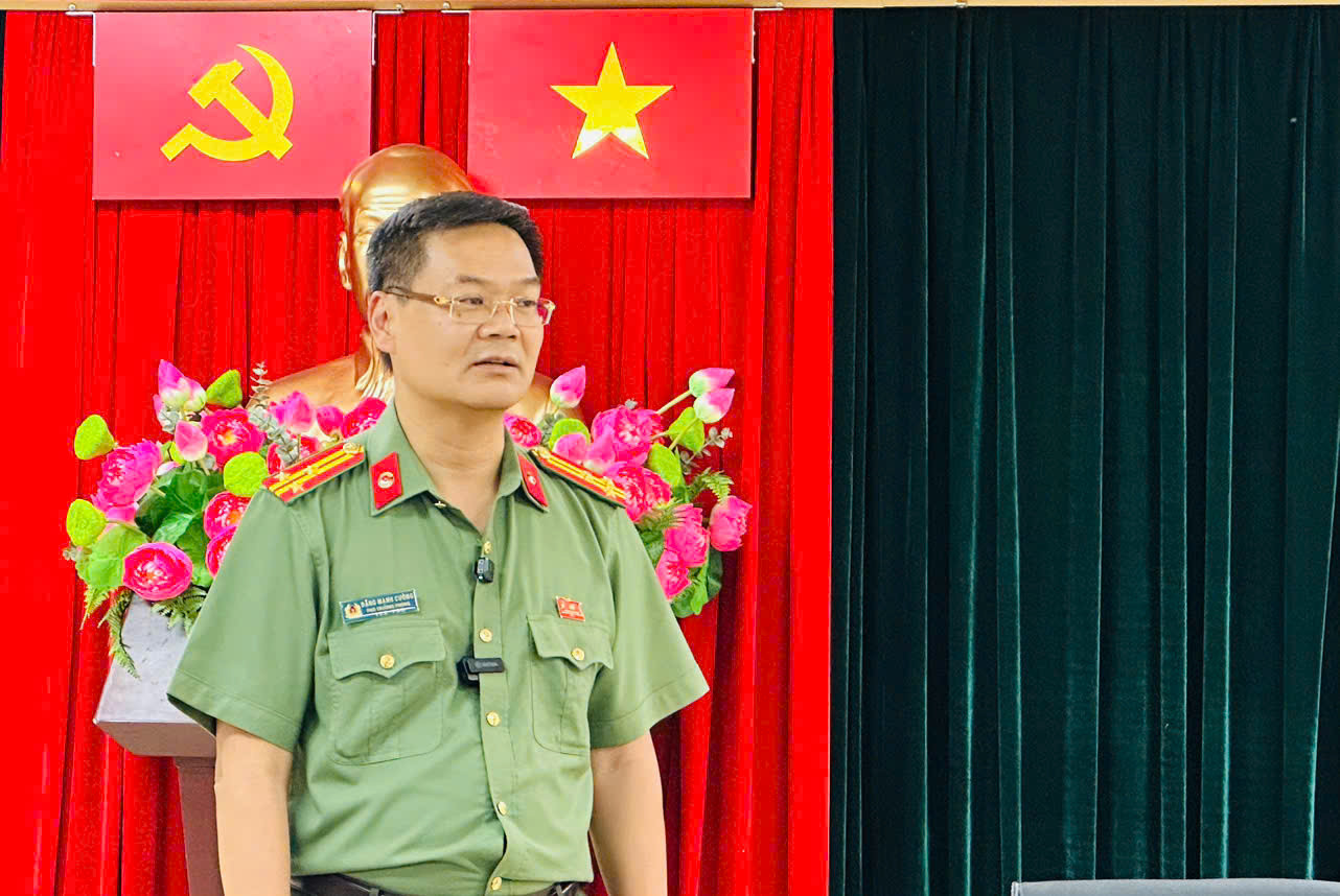 Thượng tá Đặng Mạnh Cường, Phó trưởng Phòng An ninh mạng trao đổi với phóng viên. Ảnh: N.N