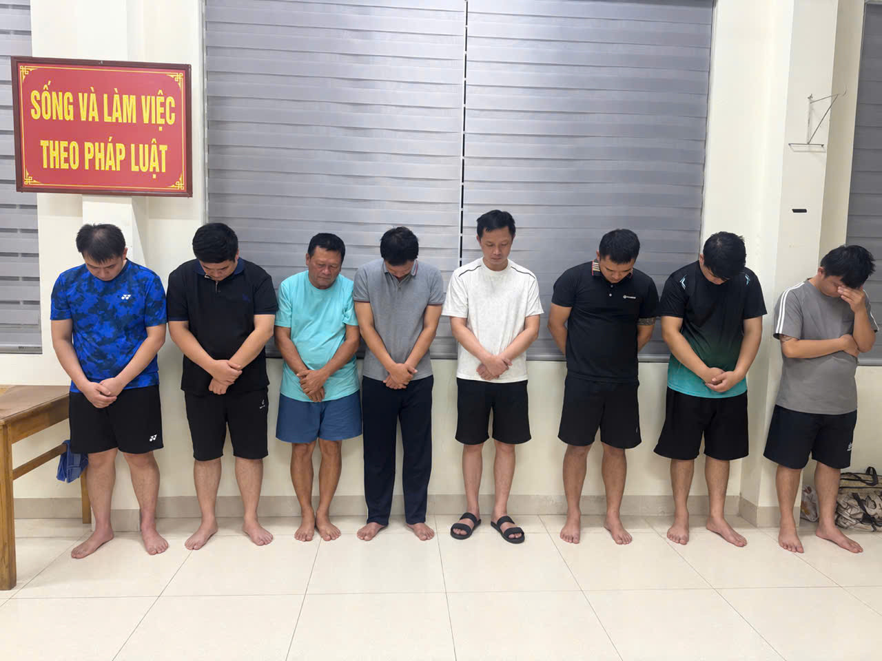 Hoàng Văn Dũng, Hoàng Minh Tưởng, Đỗ Văn Hùng, Nguyễn Văn Tình, Trần Anh Hào, Hoàng Quốc Lập, Hoàng Văn Nam, Hoàng Văn Đạt (từ trái sang phải). Ảnh: Công an thành phố Hà Nội