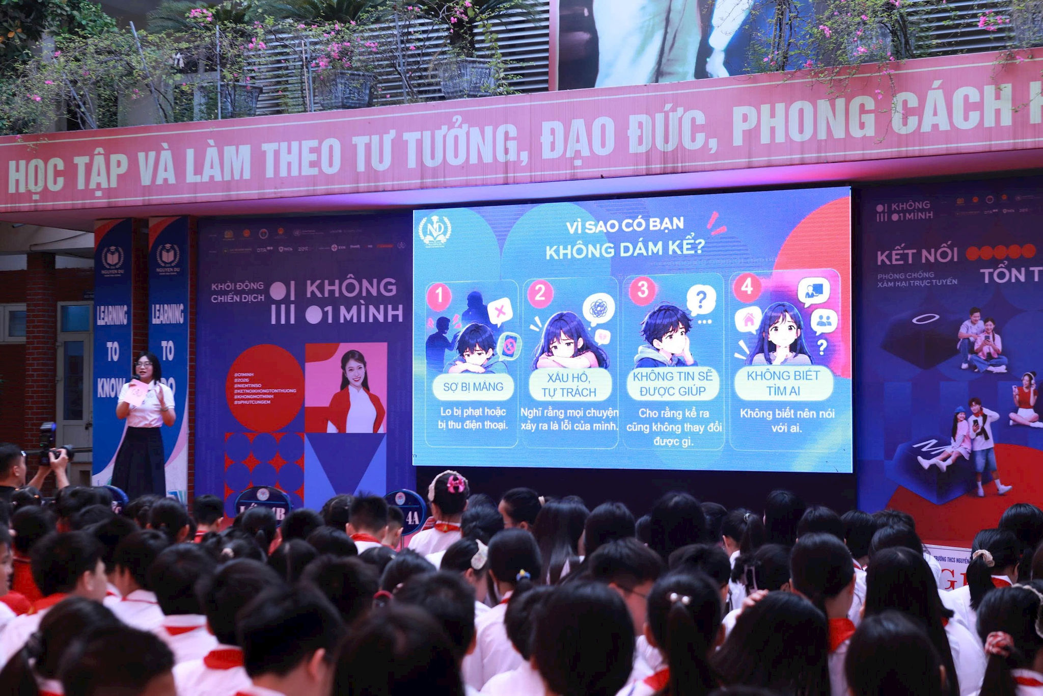khongmotminh.jpg