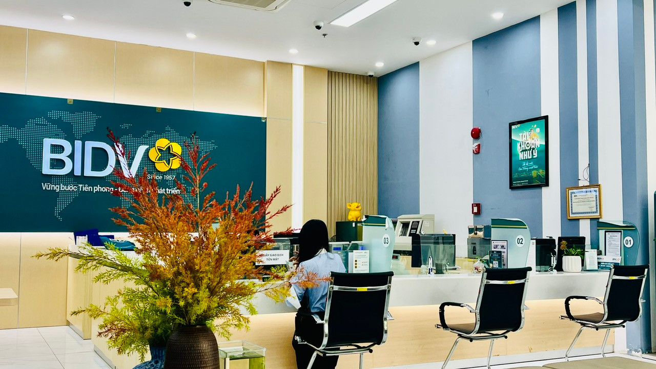Khảo sát tại tại BIDV ngày 22-10, mức được tư vấn cao hơn đáng kể so với biểu lãi suất thông thường. Ảnh: Tuệ Lâm
