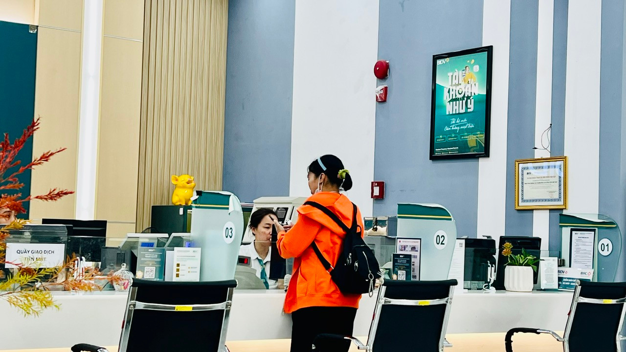 Câu chuyện cân đối lãi suất huy động và cho vay vẫn là một bài toán khiến các ngân hàng đau đầu. Ảnh: PV