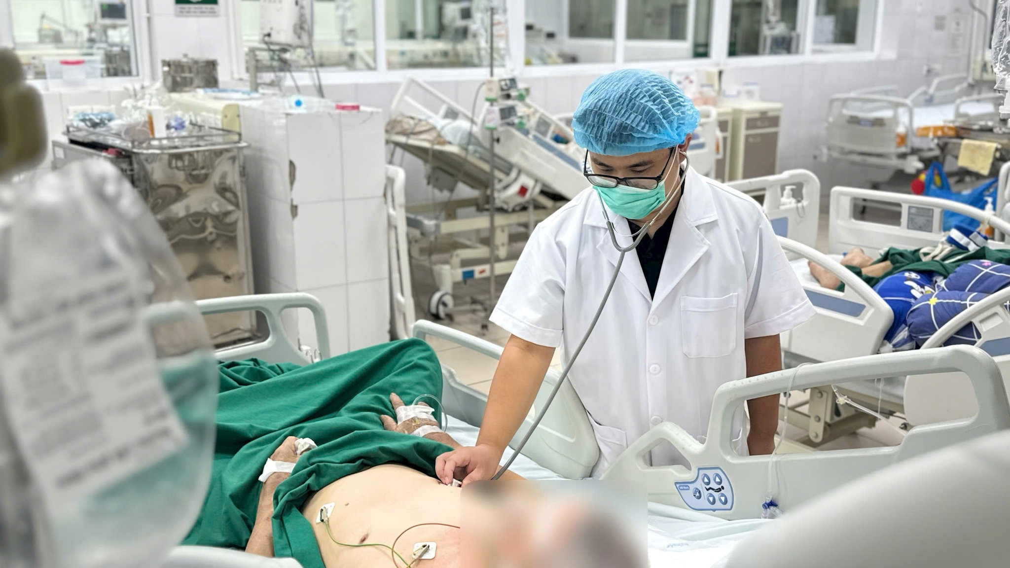 Bác sĩ Bệnh viện Bệnh Nhiệt đới Trung ương thăm, khám cho bệnh nhân cúm. Ảnh: Thanh Thanh