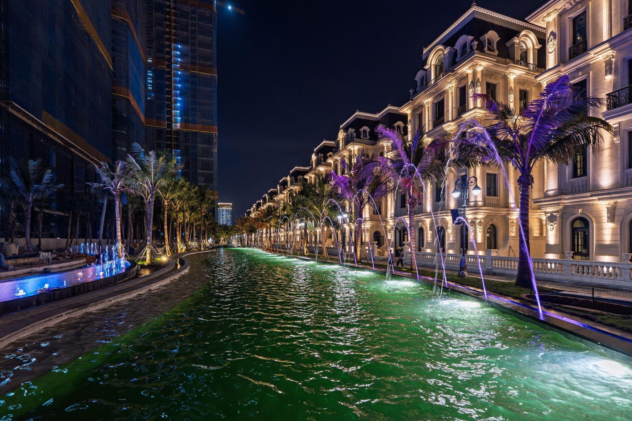 Lõi cảnh quan tại Noble Crystal Tay Ho WorldHotels Residences đã gần như hoàn thiện các công tác thi công, từng bước định hình không gian sống kết hợp giữa kiến trúc, mặt nước và cảnh quan xanh.
