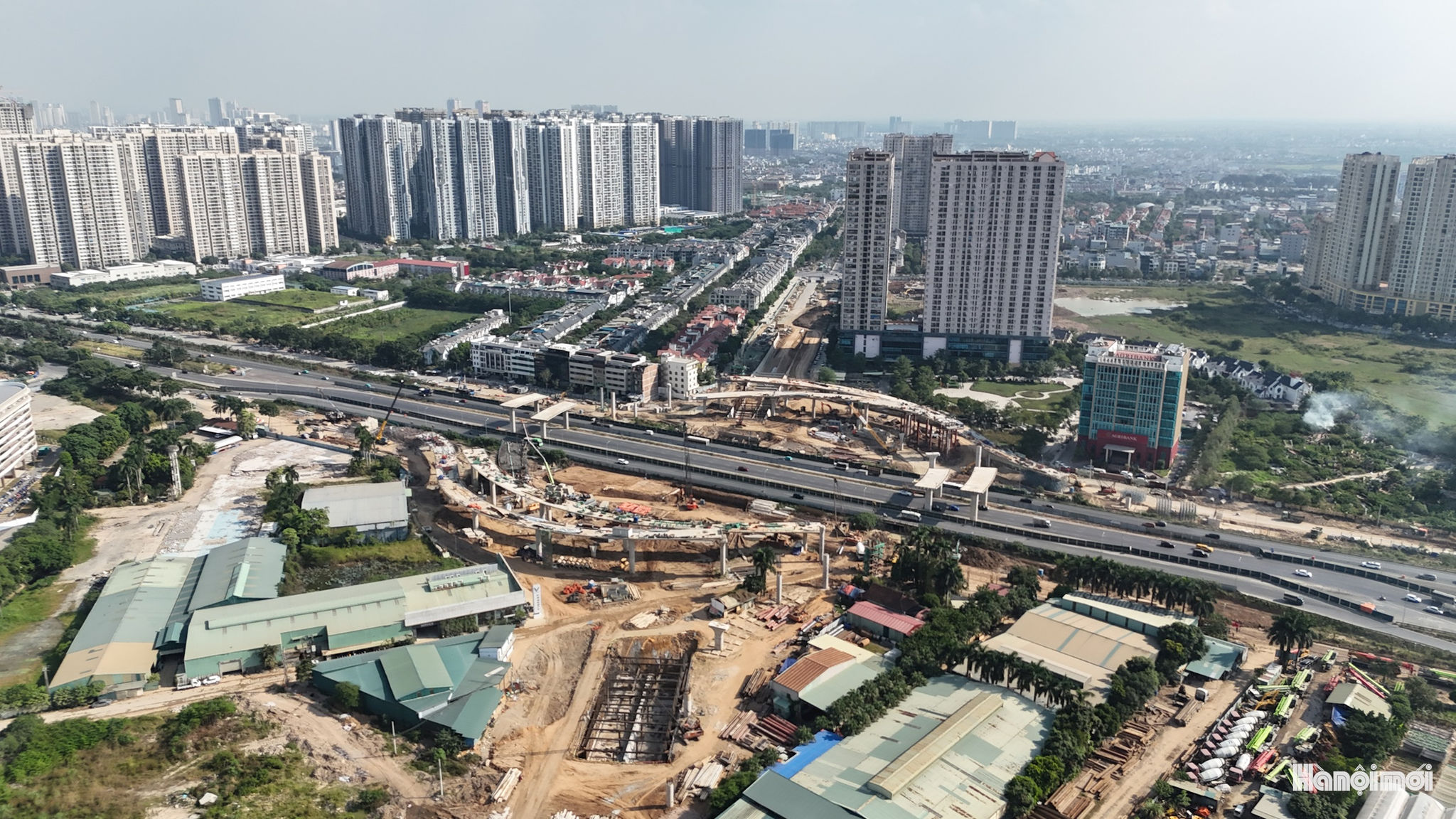 Theo quy hoạch, toàn tuyến được chia thành 9 đoạn thành phần với tiến độ đầu tư khác nhau. Đến nay, khoảng 15km Vành đai 3,5 đã hoàn thành và đưa vào khai thác. Tuy nhiên, tuyến đường vẫn chưa thể vận hành đồng bộ do một số hạng mục kết nối, trong đó có nút giao với Đại lộ Thăng Long, đang trong quá trình triển khai.
