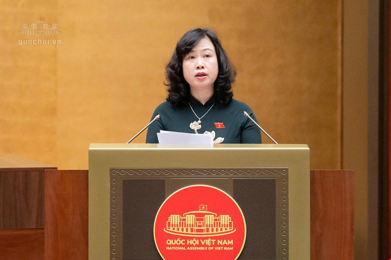 Bộ trưởng Bộ Y tế Đào Hồng Lan thừa ủy quyền của Thủ tướng Chính phủ trình bày Tờ trình. Ảnh: Quochoi.vn