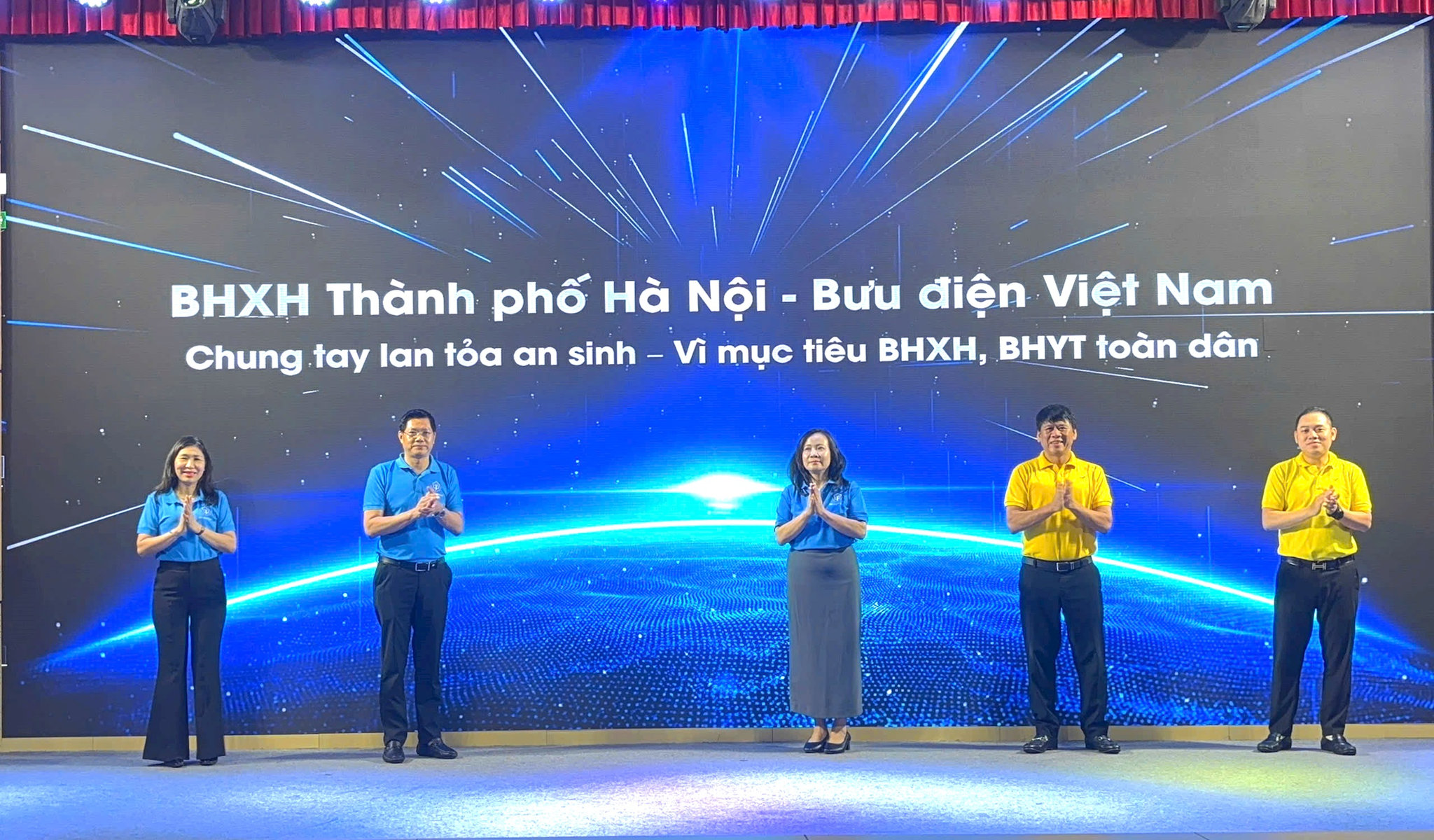 Các đại biểu thực hiện nghi thức phát động ra quân tuyên truyền, vận động người dân tham gia bảo hiểm xã hội tự nguyện, bảo hiểm y tế tự đóng. Ảnh: Phan Linh