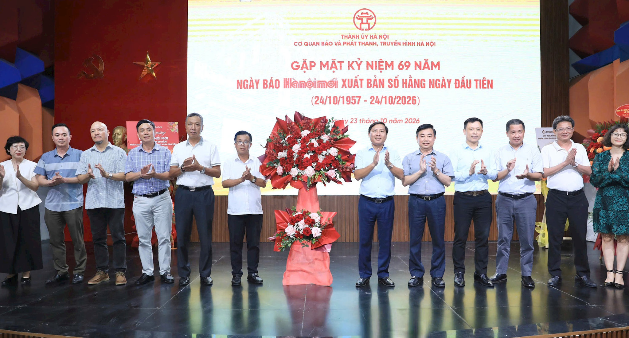 ban-tong-giam-doc-co-quan-bao-va-phat-thanh-truyen-hinh-ha-noi-tang-hoa-chuc-mung-lanh-dao-bao-hanoimoi.-anh-quang-thai.jpg