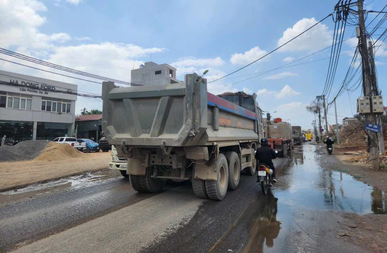 Xe tải không rõ biển số lưu thông trên quốc lộ 6, đoạn qua địa bàn phường Yên Nghĩa. Ảnh: Dung Nhi