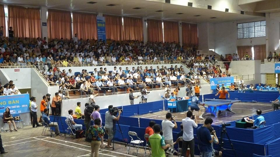 Giải Bóng bàn các câu lạc bộ Hà Nội tranh Cúp Báo Hànộimới lần thứ nhất năm 2012 gây ấn tượng mạnh khi thu hút đông đảo khán giả. Ảnh: Hànộimới