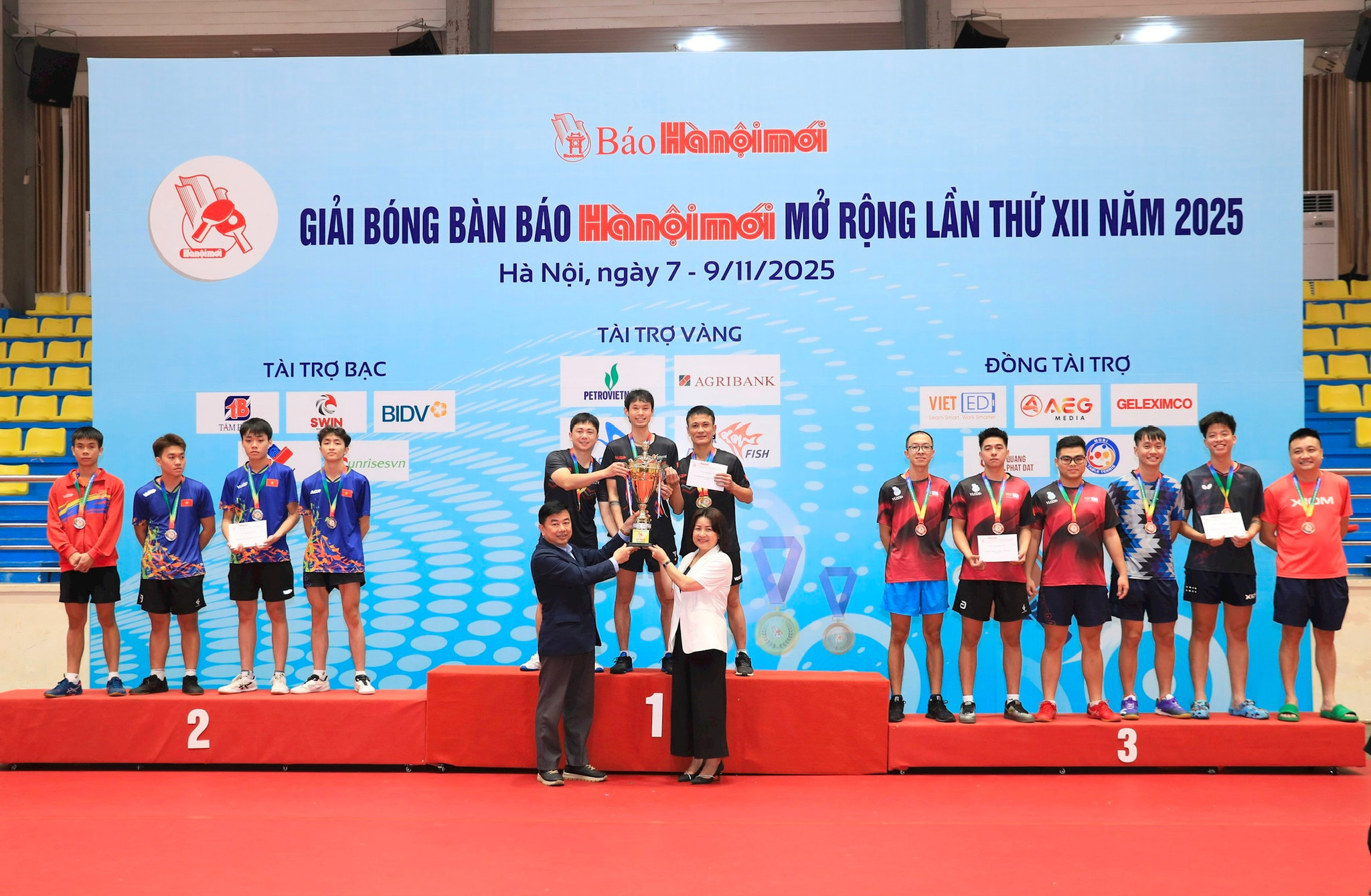 Trao Cúp vô địch Giải bóng bàn Báo Hànộimới mở rộng lần thứ XII năm 2025. Ảnh: Quang Thái.