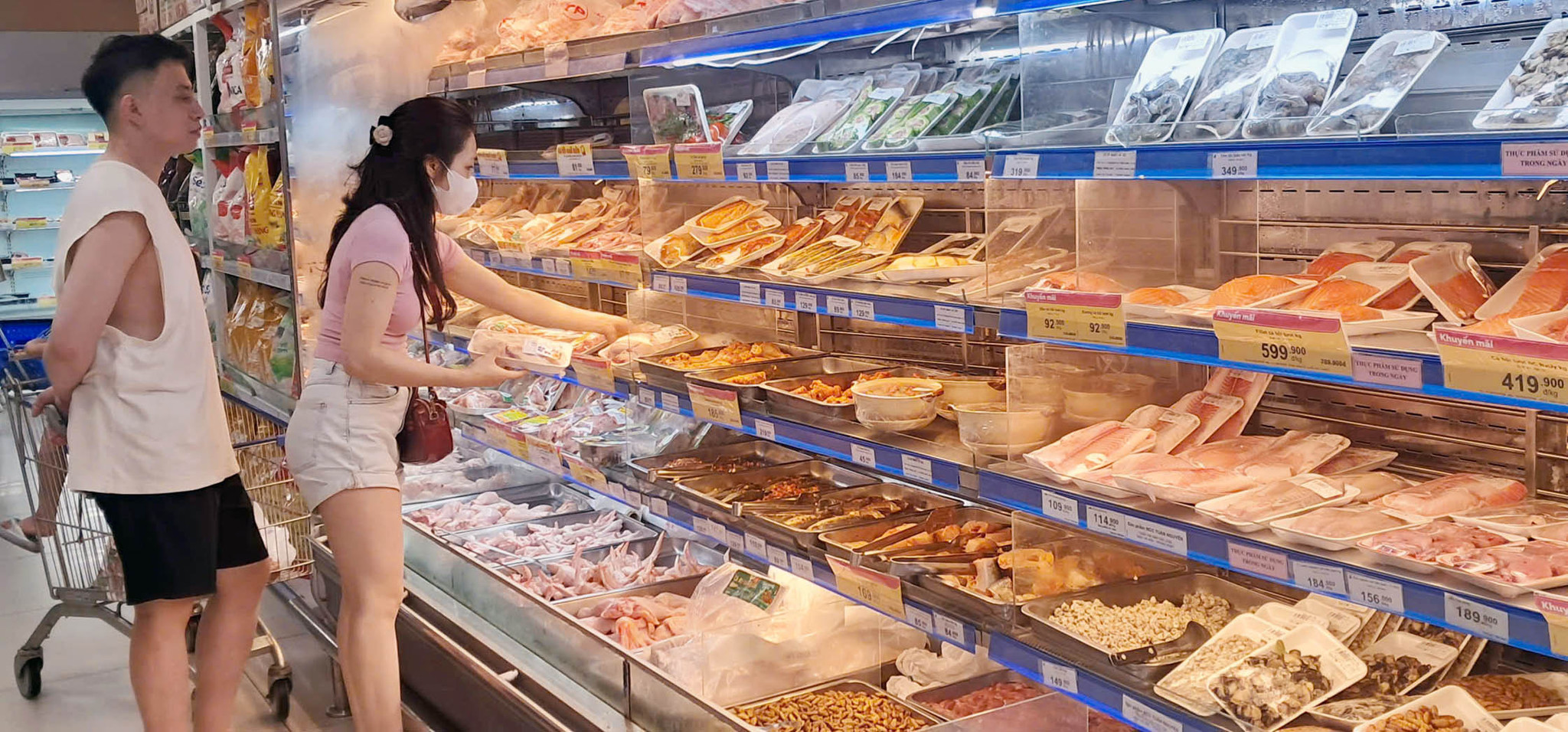 Người tiêu dùng mua thực phẩm tại siêu thị Co.op Mart. Ảnh: Hoài Na