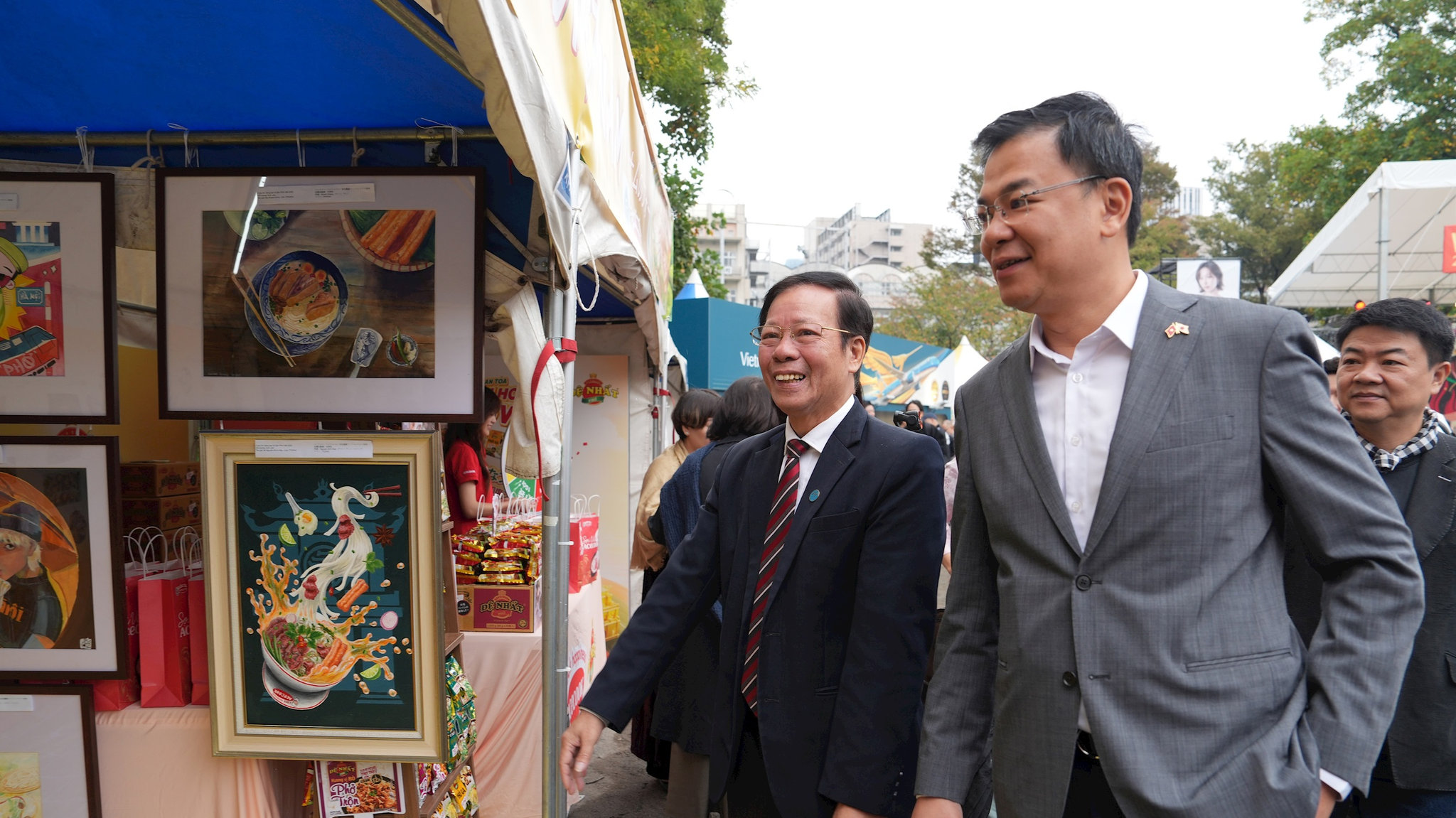 dai-su-dac-menh-toan-quyen-viet-nam-tai-nhat-ban-pham-quang-hieu-va-ong-truong-minh-tien-tham-.jpg