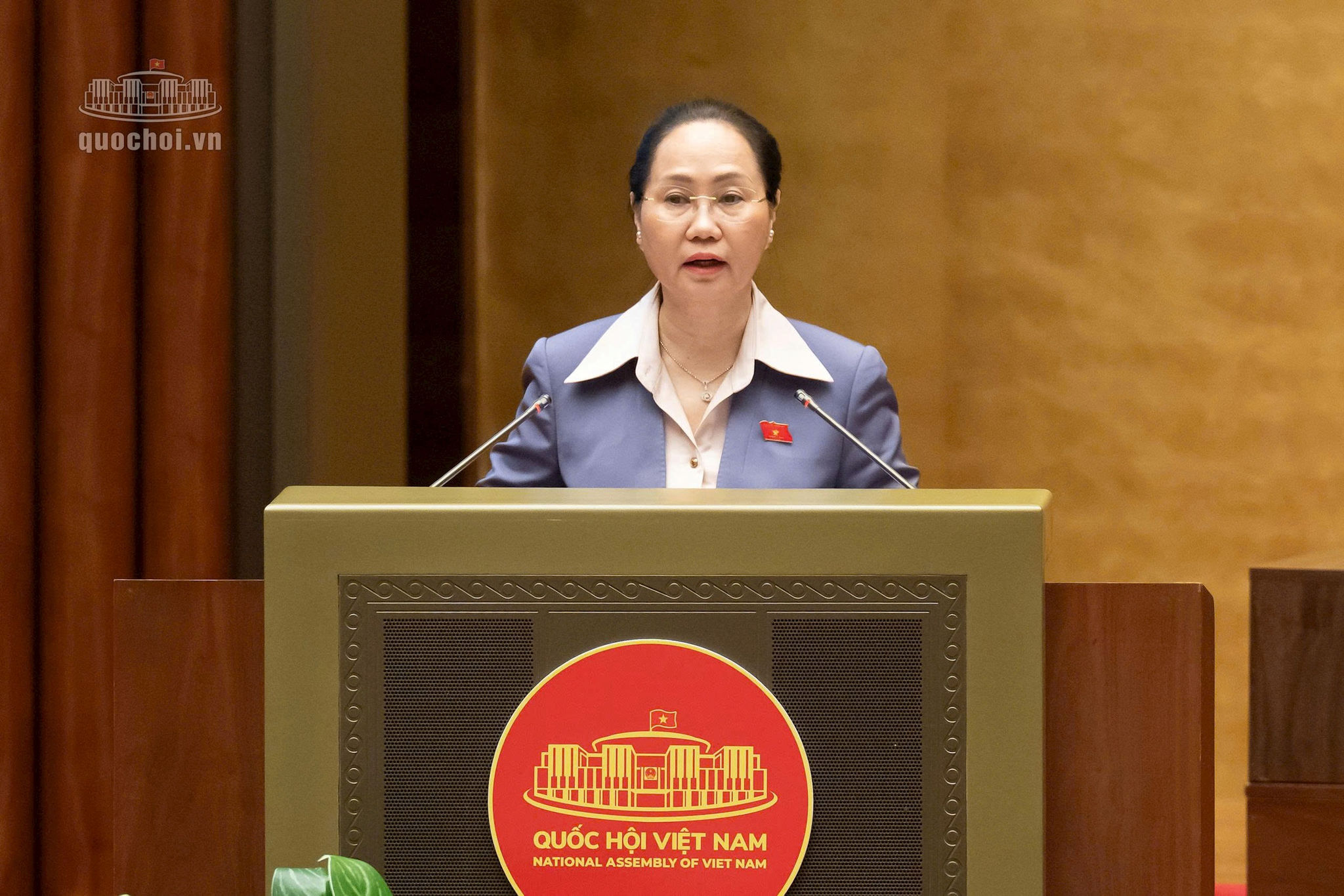 Bộ trưởng Bộ Văn hóa, Thể thao và Du lịch Lâm Thị Phương Thanh trình bày tờ trình. Ảnh: quochoi.vn