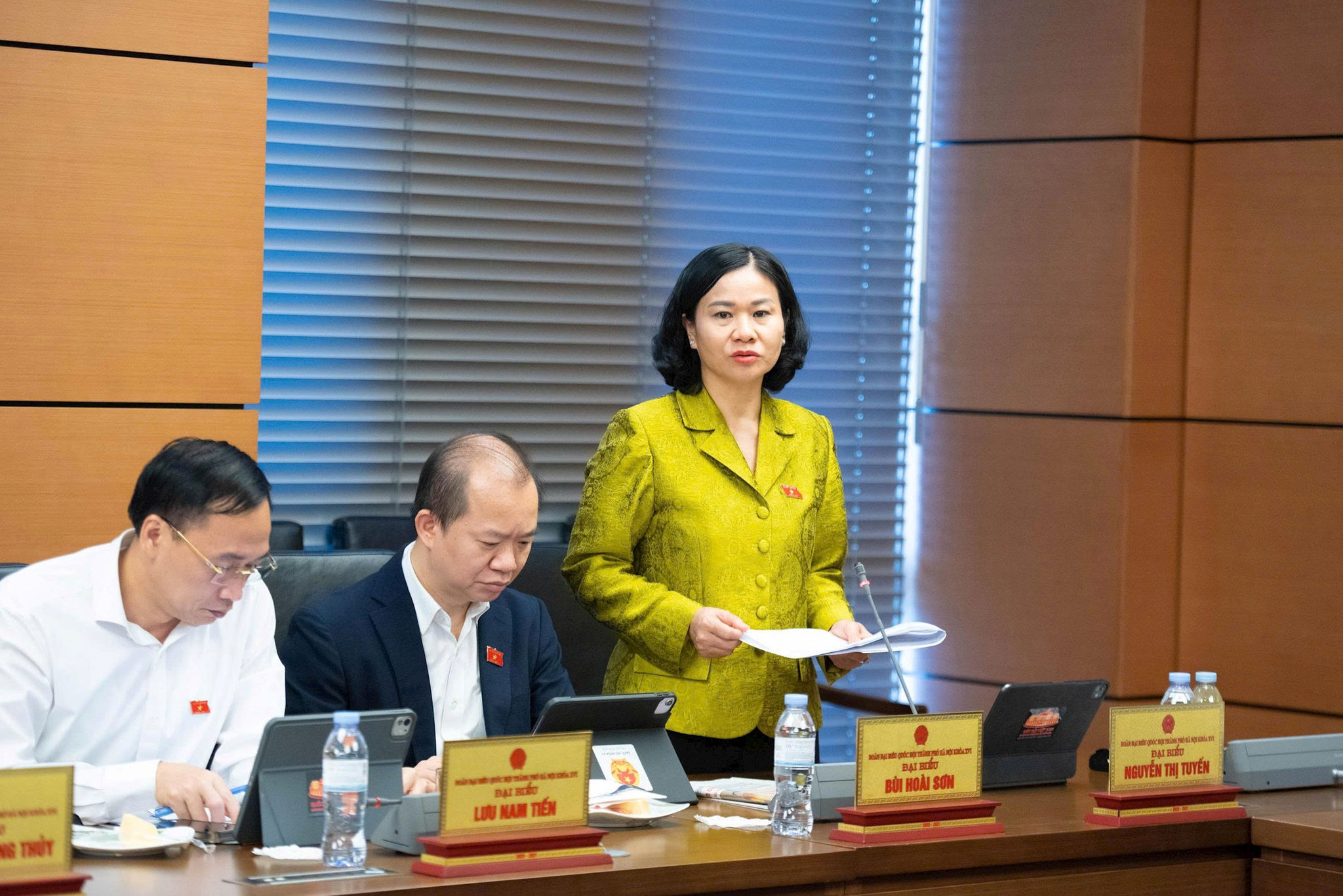 Đại biểu Nguyễn Thị Tuyến phát biểu thảo luận tại tổ. Ảnh: Hồ Như Ý