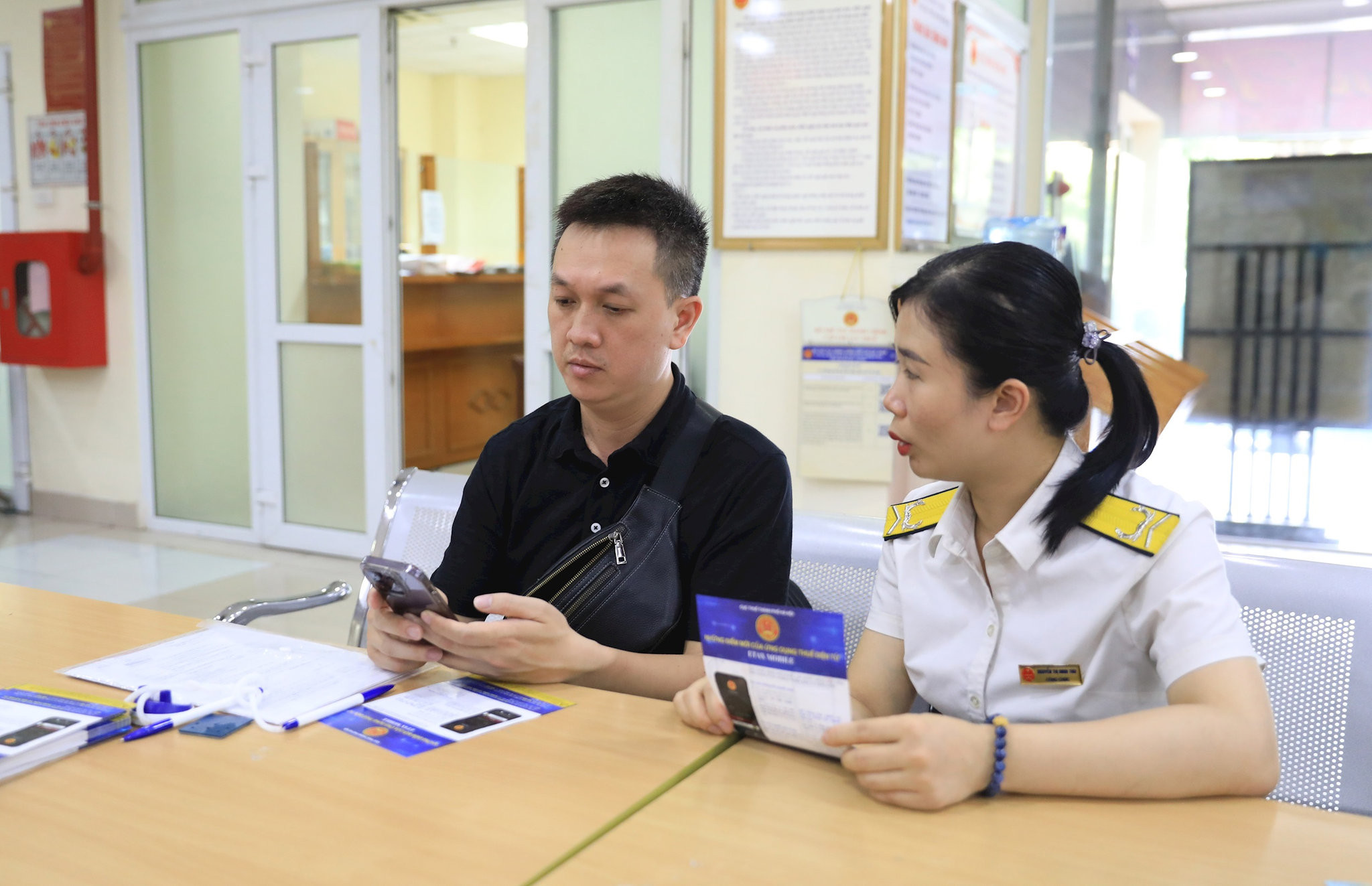 can-bo-thue-huong-dan-nguoi-dan-su-dung-ung-dung-etax-mobile-de-tra-cuu-thong-tin-nop-thue.-anh-nguyen-quang.jpg