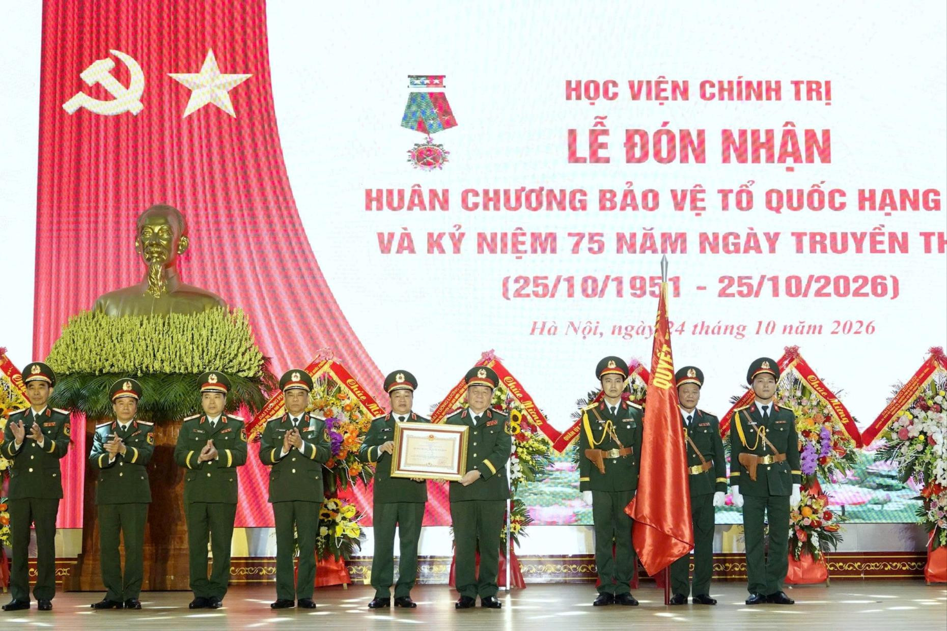Học viện Chính trị đón nhận Huân chương Bảo vệ Tổ quốc hạng Nhất