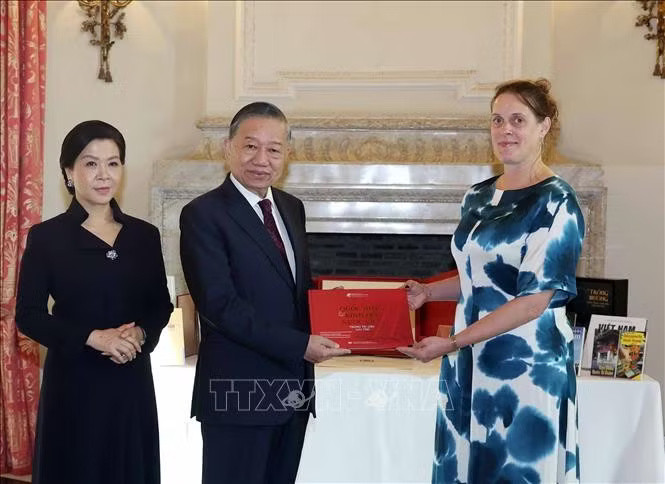 Tổng Bí thư, Chủ tịch nước Tô Lâm thăm và tặng sách cho Thư viện Hoàng gia Bỉ