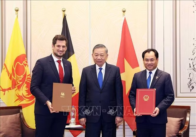 Tổng Bí thư, Chủ tịch nước Tô Lâm chứng kiến lễ trao biên bản ghi nhớ hợp tác giữa Bộ Nông nghiệp và Môi trường và chính quyền Wallonie về nông nghiệp, quản lý tài nguyên và bảo vệ môi trường. Ảnh: Thống Nhất/TTXVN