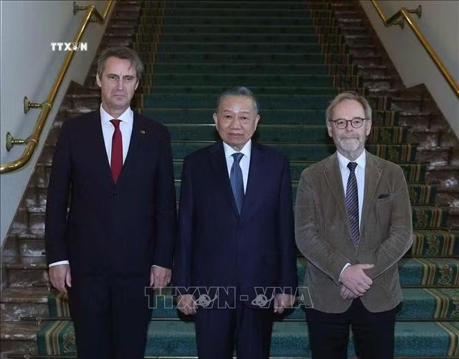 Tổng Bí thư, Chủ tịch nước Tô Lâm cùng Chủ tịch Hạ viện Peter De Roover (bên phải) và Chủ tịch Thượng viện Vincent Blondel (bên trái) chụp ảnh chung. Ảnh: Thống Nhất/TTXVN