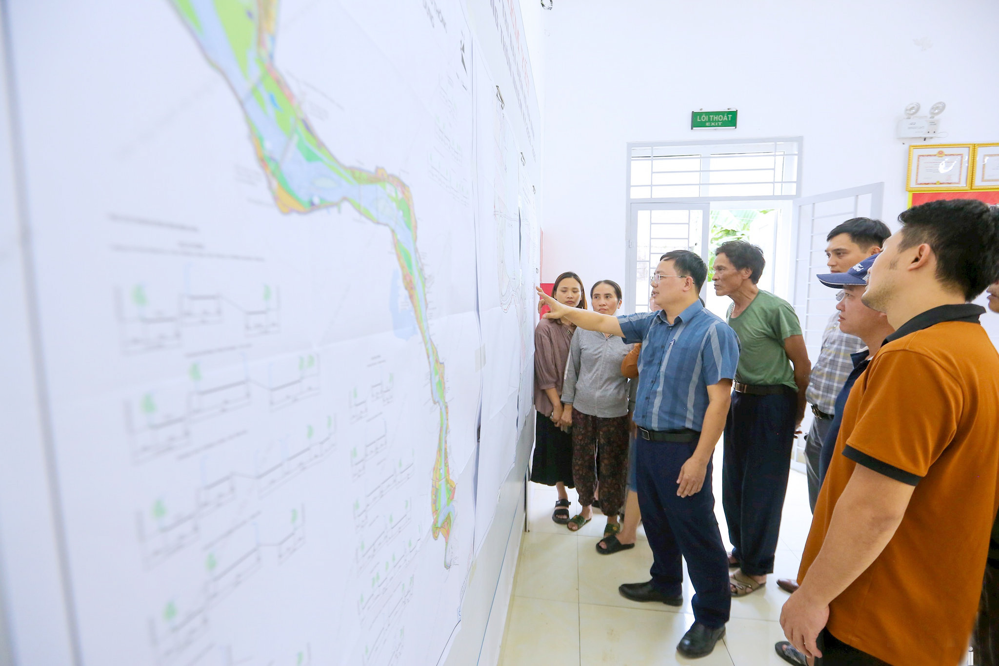 can-bo-xa-nam-phu-trao-doi-giai-dap-thac-mac-cua-nguoi-dan-ve-quy-hoach.-anh-khanh-huy.jpg