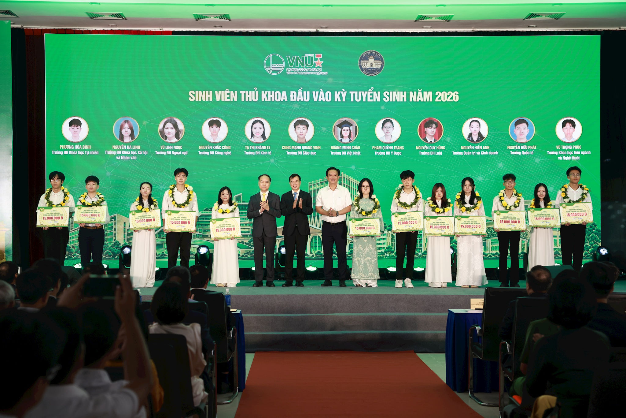 dai-dien-tong-cong-ty-buu-dien-viet-nam-cung-lanh-dao-dai-hoc-quoc-gia-ha-noi-va-don-vi-dong-hanh-trao-hoc-bong-cho-12-sinh-vien-thu-khoa-dau-vao-nam-2026.jpg