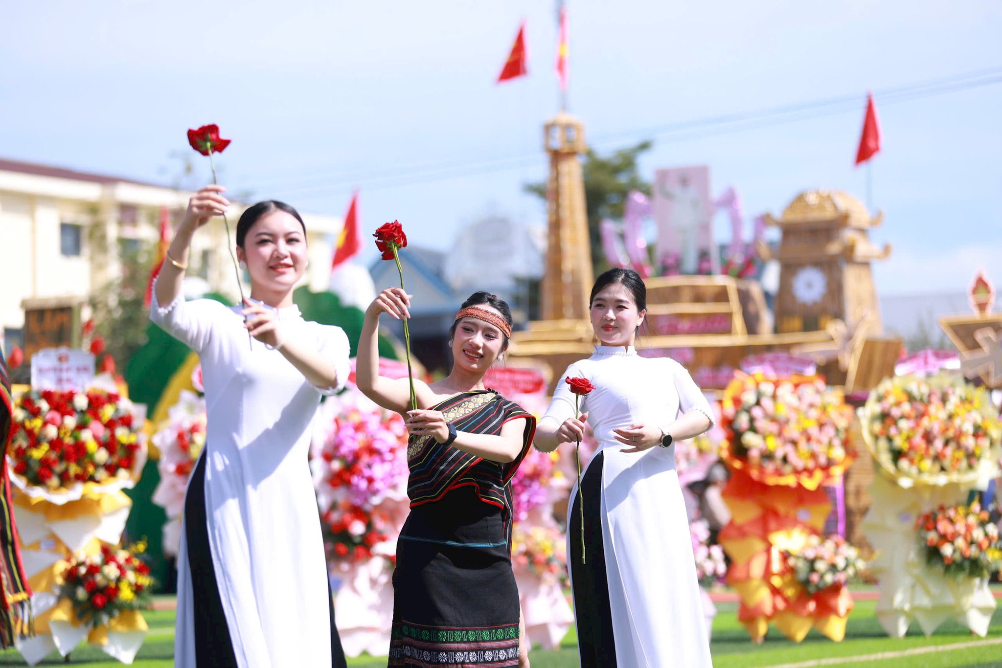 Các thiếu nữ trong trang phục truyền thống các dân tộc trình diễn các tiết mục văn nghệ tại lễ kỷ niệm. Ảnh: Văn Tuyến