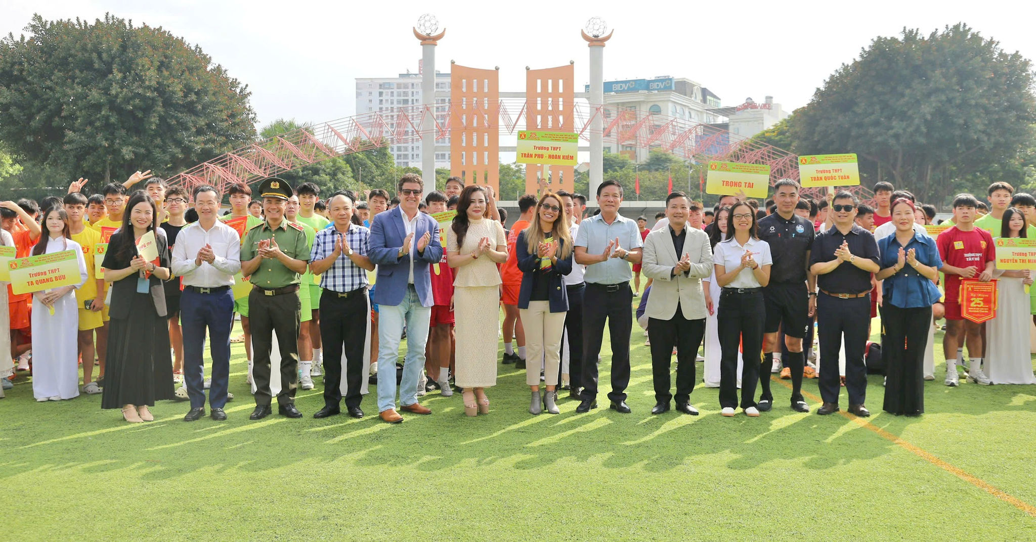 25-lanh-dao-trao-co-luu-niem.jpg