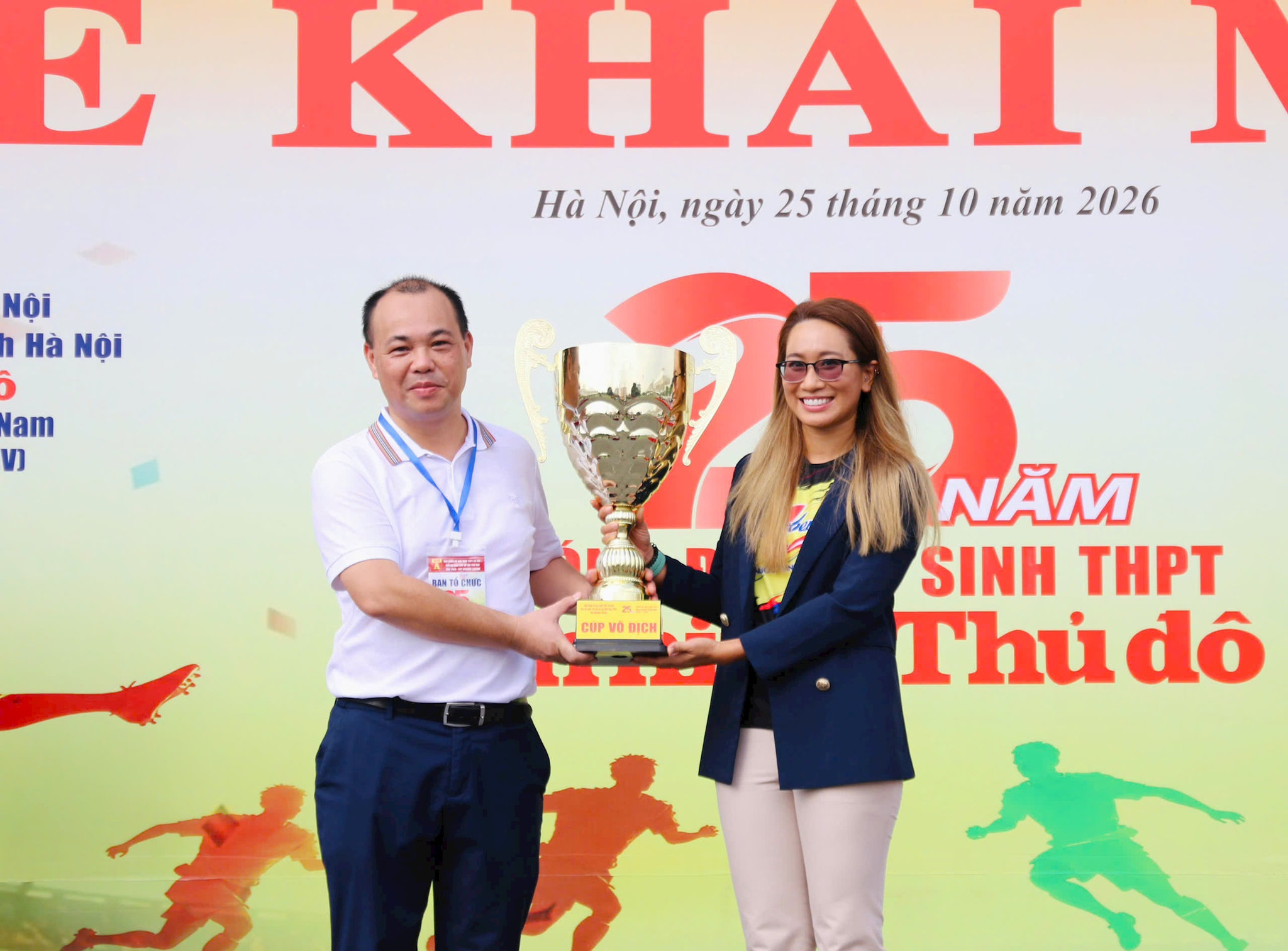 25-trao-cup.jpg