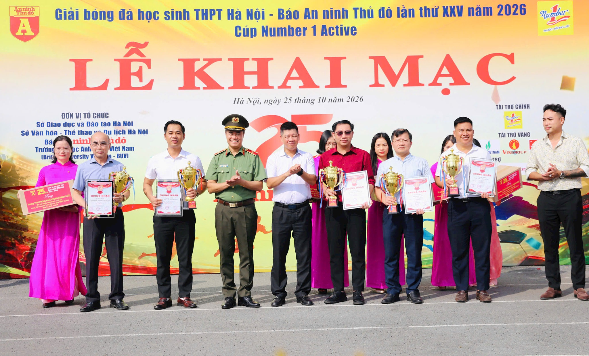 25-vinh-danh-cac-truong-vo-dich.jpg