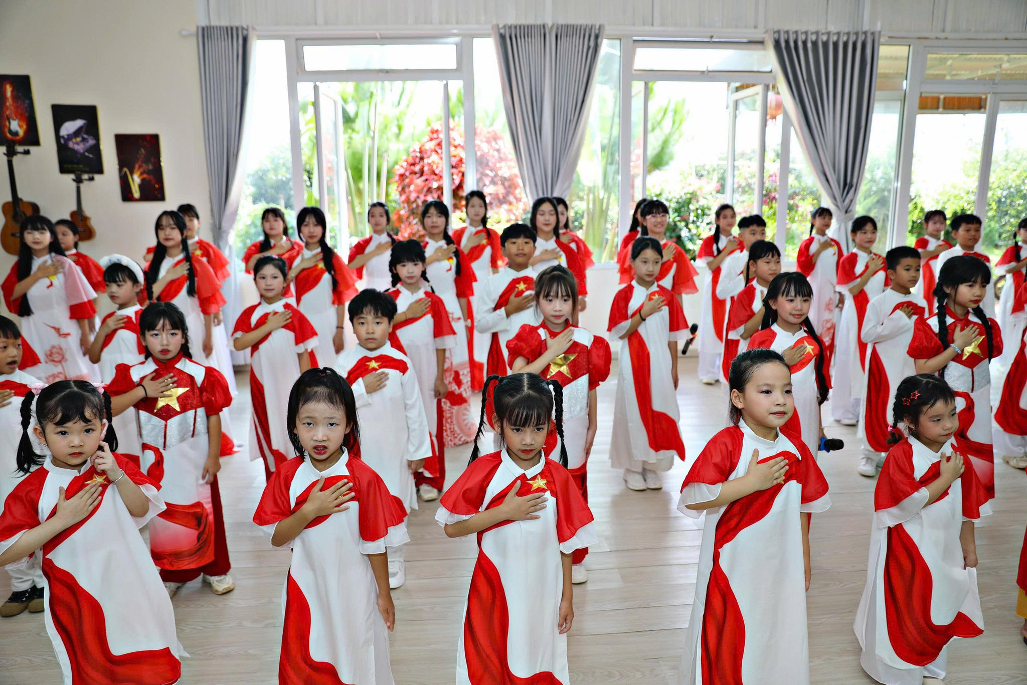 Cô và trò Trung tâm âm nhạc Nhật Linh đang nỗ lực tập luyện cho các tiết mục tham gia chương trình lễ kỷ niệm