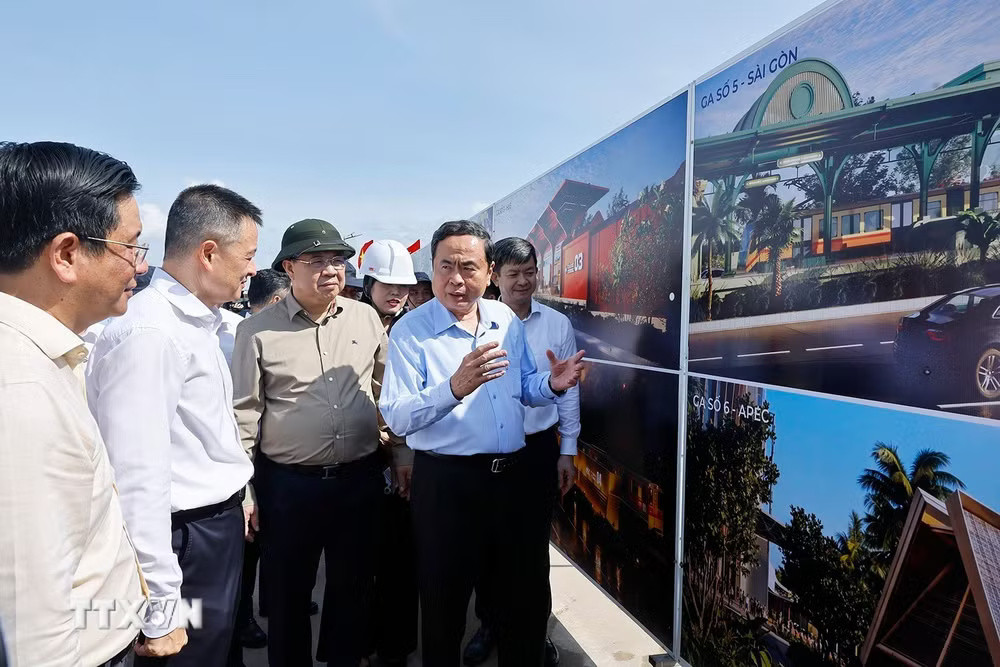 Chủ tịch Quốc hội Trần Thanh Mẫn cùng Đoàn công tác đến kiểm tra Dự án đường tỉnh ĐT.975 và Dự án Tuyến tàu điện đô thị đoạn 1. Ảnh: Doãn Tấn/TTXVN
