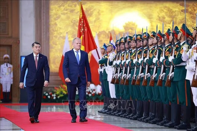 Thủ tướng Lê Minh Hưng và Thủ tướng Ba Lan Donald Tusk duyệt Đội danh dự Quân đội nhân dân Việt Nam. Ảnh: Dương Giang/TTXVN