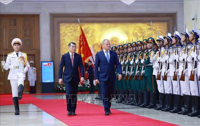 Thủ tướng Lê Minh Hưng và Thủ tướng Ba Lan Donald Tusk duyệt Đội danh dự Quân đội nhân dân Việt Nam. Ảnh: Dương Giang/TTXVN