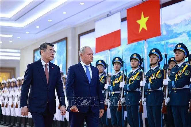 Thủ tướng Lê Minh Hưng và Thủ tướng Ba Lan Donald Tusk duyệt Đội danh dự Quân đội nhân dân Việt Nam. Ảnh: Dương Giang/TTXVN