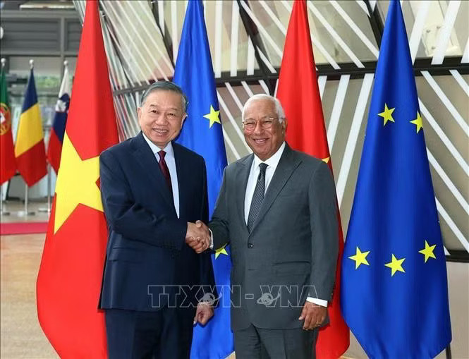 Chủ tịch Hội đồng châu Âu Antonio Costa đón Tổng Bí thư, Chủ tịch nước Tô Lâm, trưa 22/10/2026. Ảnh: Thống Nhất/TTXVN