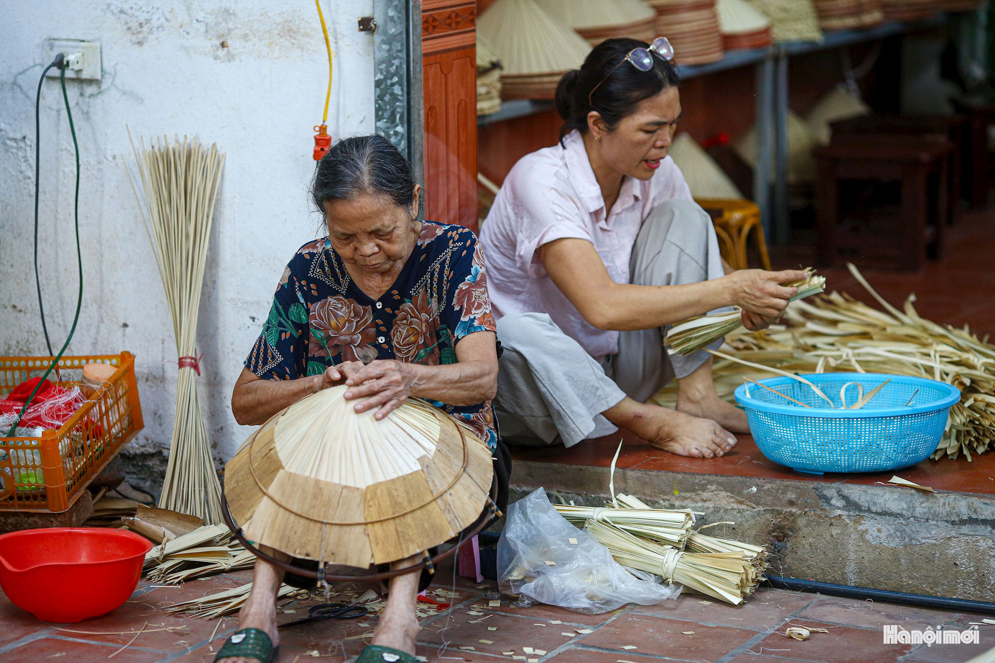 Theo truyền thuyết dân gian, nghề làm nón lá tại Phú Mỹ (nay thuộc xã Kiều Phú) do Thánh Mẫu, hiện được thờ tại miếu Cốc, truyền dạy cho dân làng. Một số tư liệu ghi chép rằng, vào thời Hậu Lê, Tiên Nga Thánh Mẫu Huyền Dung đã truyền nghề làm nón và áo tơi lá cho người dân trong vùng.