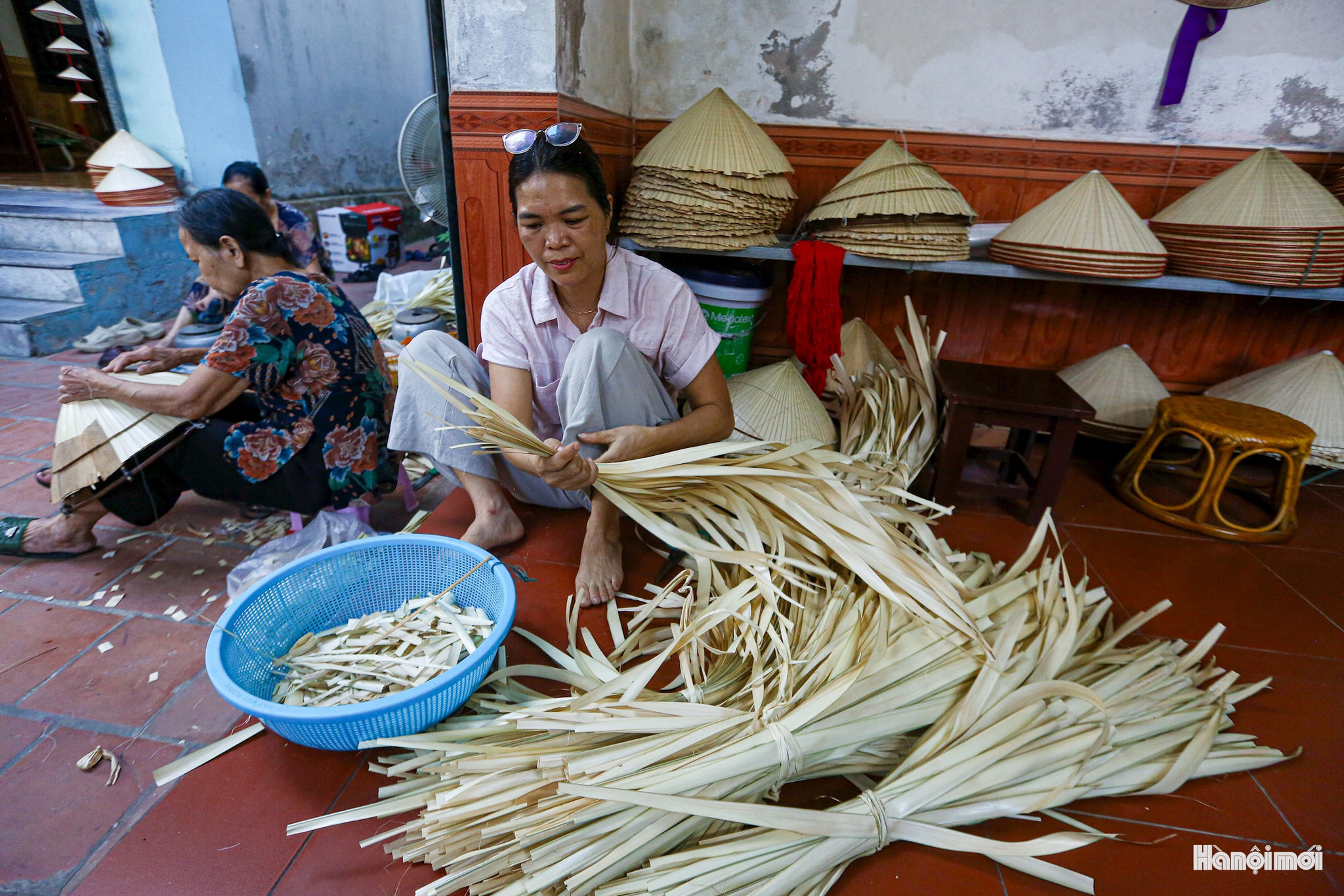 Để làm nên một chiếc nón chảo rang bền chắc, người thợ Phú Mỹ xưa lợp nón chỉ bằng một tàu lá cọ còn nguyên cuống và tỉ mỉ khâu bằng sợi móc đen lấy từ thân cây móc. Đầu thế kỷ XX, việc tìm nguyên liệu rất vất vả. Người thợ phải đi bộ, gánh hàng lên các vùng núi Phú Thọ, Yên Bái, Tuyên Quang..., mỗi chuyến kéo dài từ nửa tháng đến một tháng và chỉ gánh về được vài chục bẹ móc hoặc một hộp lá khoảng 200 tàu lá cọ.