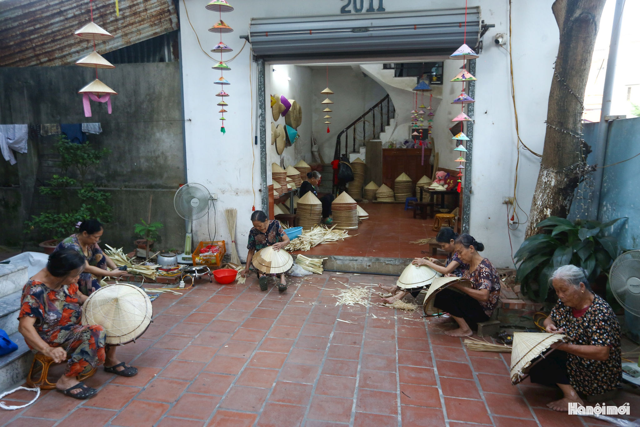 Mặt trong nón lá Phú Mỹ được trang trí tinh tế bằng họa tiết hoa, bướm cùng chỉ màu, len màu rực rỡ, tạo nên vẻ đẹp duyên dáng, kín đáo và nét riêng của chiếc nón xứ Đoài.