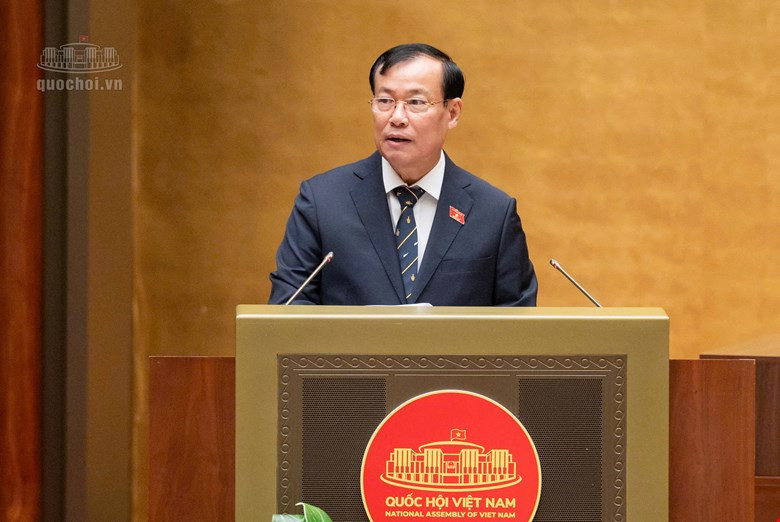 Chủ nhiệm Ủy ban Quốc phòng, An ninh và Đối ngoại của Quốc hội Lê Tấn Tới trình bày báo cáo thẩm tra. Ảnh: quochoi.vn.
