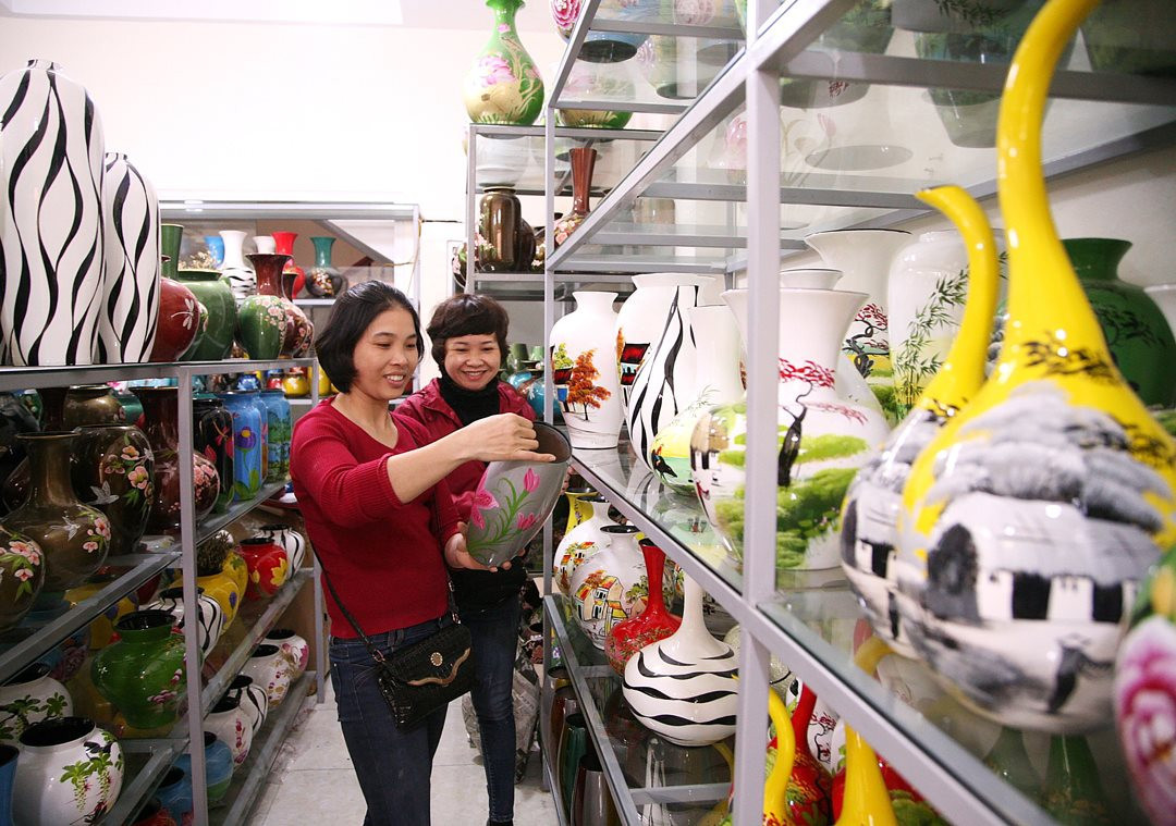 Các sản phẩm gốm Bát Tràng ngày càng đa dạng về mẫu mã, đáp ứng nhu cầu và thị hiếu của người tiêu dùng. Ảnh: PV