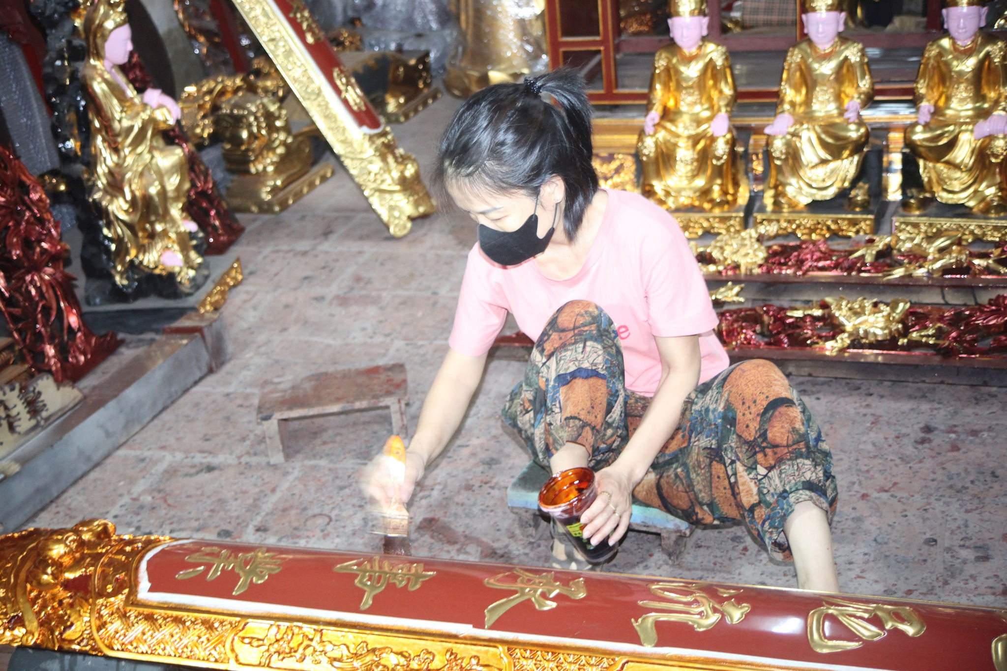 Người thợ làng nghề Sơn Đồng tỉ mỉ hoàn thiện sản phẩm sơn son thếp vàng, góp phần gìn giữ nét đẹp nghề truyền thống. Ảnh: PV