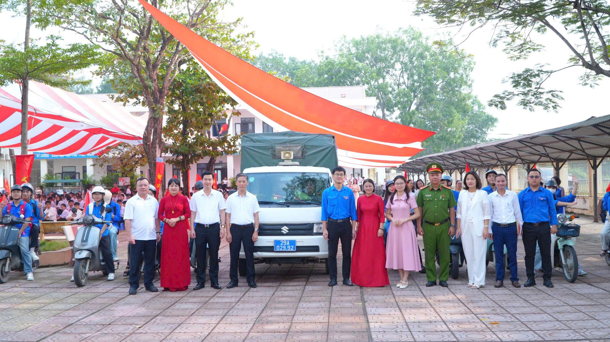 Ban tổ chức ra quân tuyên truyền lưu động ngay sau khi phát động hưởng ứng. Ảnh: PV